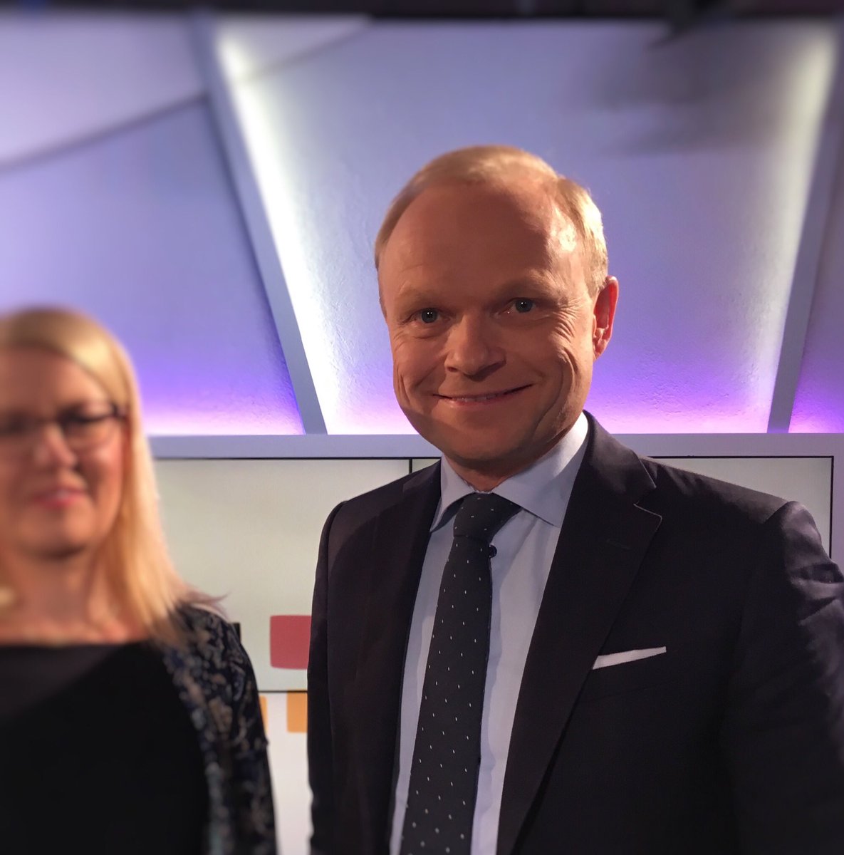 uinuvatili's tweet photo. E.ONin tj Teyssen ihmettelee Uniperia, joka mustamaalaa itseään https://t.co/0QqnUb39Wb Jatkoa huomenna, #Kovatalous: Fortumin tj. Lundmark https://t.co/lQrjHdhiJG