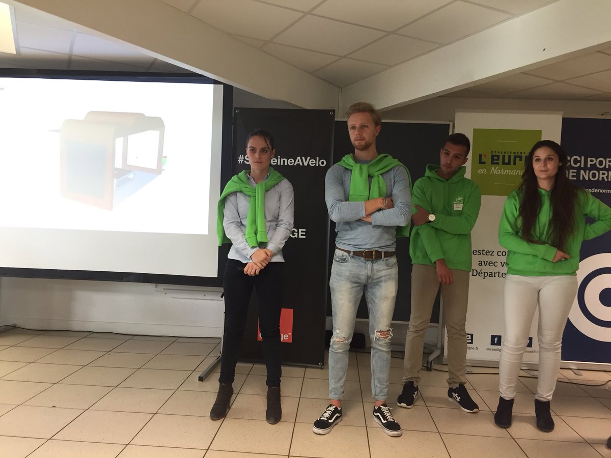n_w_x's tweet photo. Alexandra, étudiante à @ndiewebschool, défend un projet eco responsable au #swseineavelo @langleto @AlexandraBNL https://t.co/Tuo5batbKM