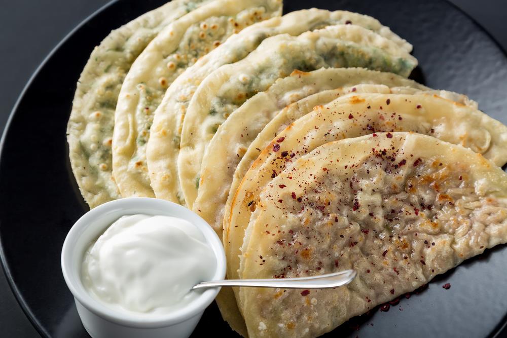 fuadoglu's tweet photo. Qutab növləri - göyərti, ət, qarın, balqabaq, kartof, corat, balıq, kəsmik qutabları. #Qutab #Azerbaijan #Azerbaycan #millimetbex #Food https://t.co/2b404fGzS8