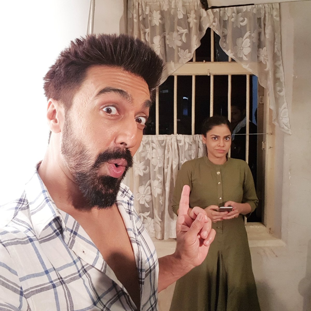 AshishChowdhry's tweet image. Lol.. Love to trouble my super talented #Meera when she&apos;s giving a super serious shot!!
#DevOnColors at #DevHouse
@sumona24 is too cute! 😆😈