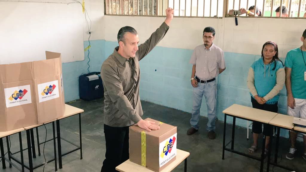 Desde la U.E.N Antonio García Rojas, parroquia Los Tacarigua en el mun #Girardot, acompañamos al VP <a href="/TareckPSUV/">Tareck El Aissami</a> a ejercer su derecho al voto