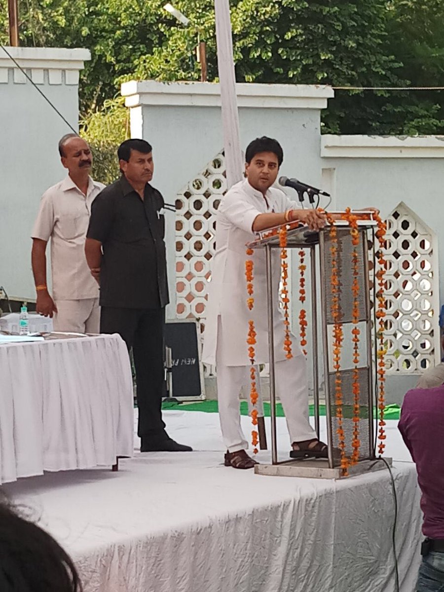 JM_Scindia's tweet photo. स्वतन्त्रता संग्राम सेनानी एवं पूर्व महापौर स्व.डॉ रघुनाथ दिगम्बर पापरिकर जी की प्रतिमा अनावरण समारोह मे सम्मलित होने का सौभाग्य प्राप्त हुआ https://t.co/oBnRC4uDJT