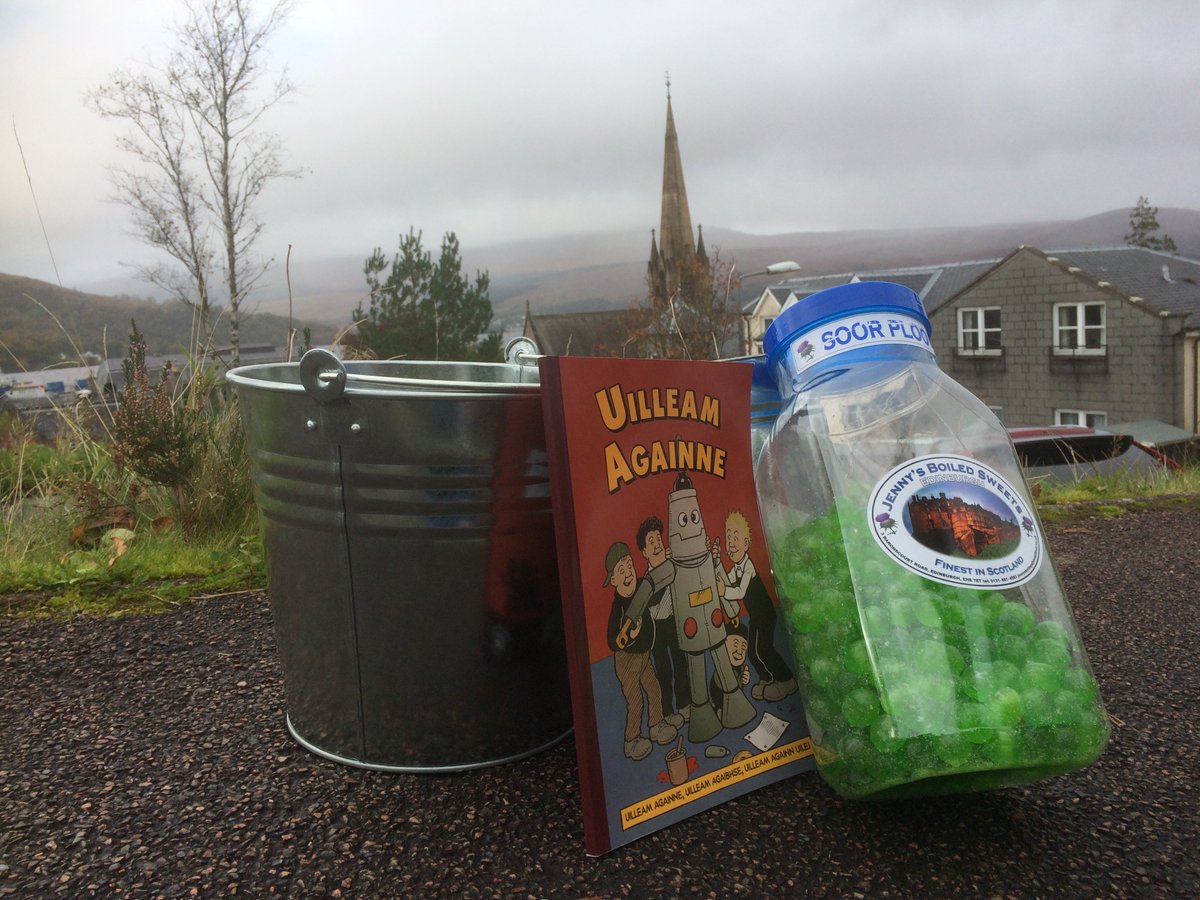 #UilleamAgainne has reached Fort William! <a href="/CuileanCraicte/">Cuilean Craicte</a> events <a href="/NationalMod/">Mòd Nàiseanta Rìoghail ¦ Royal National Mòd</a> Monday &amp; Tuesday, + books for sale cuileancraicte.org/blog/tha-an-cu…
