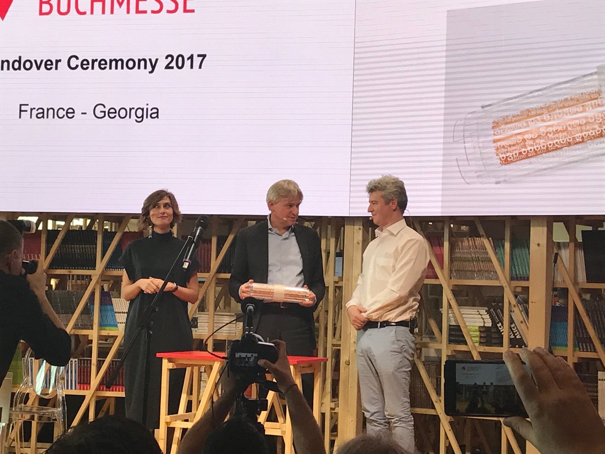FraFra2017's tweet image. Handover ceremony at #frafra2017 : Georgia, next guest of honor for 2018 ! #fbm17