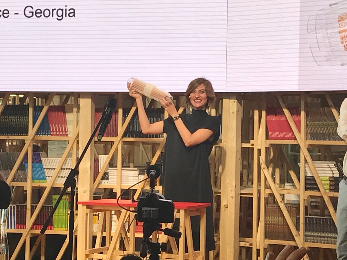 FraFra2017's tweet image. Handover ceremony at #frafra2017 : Georgia, next guest of honor for 2018 ! #fbm17
