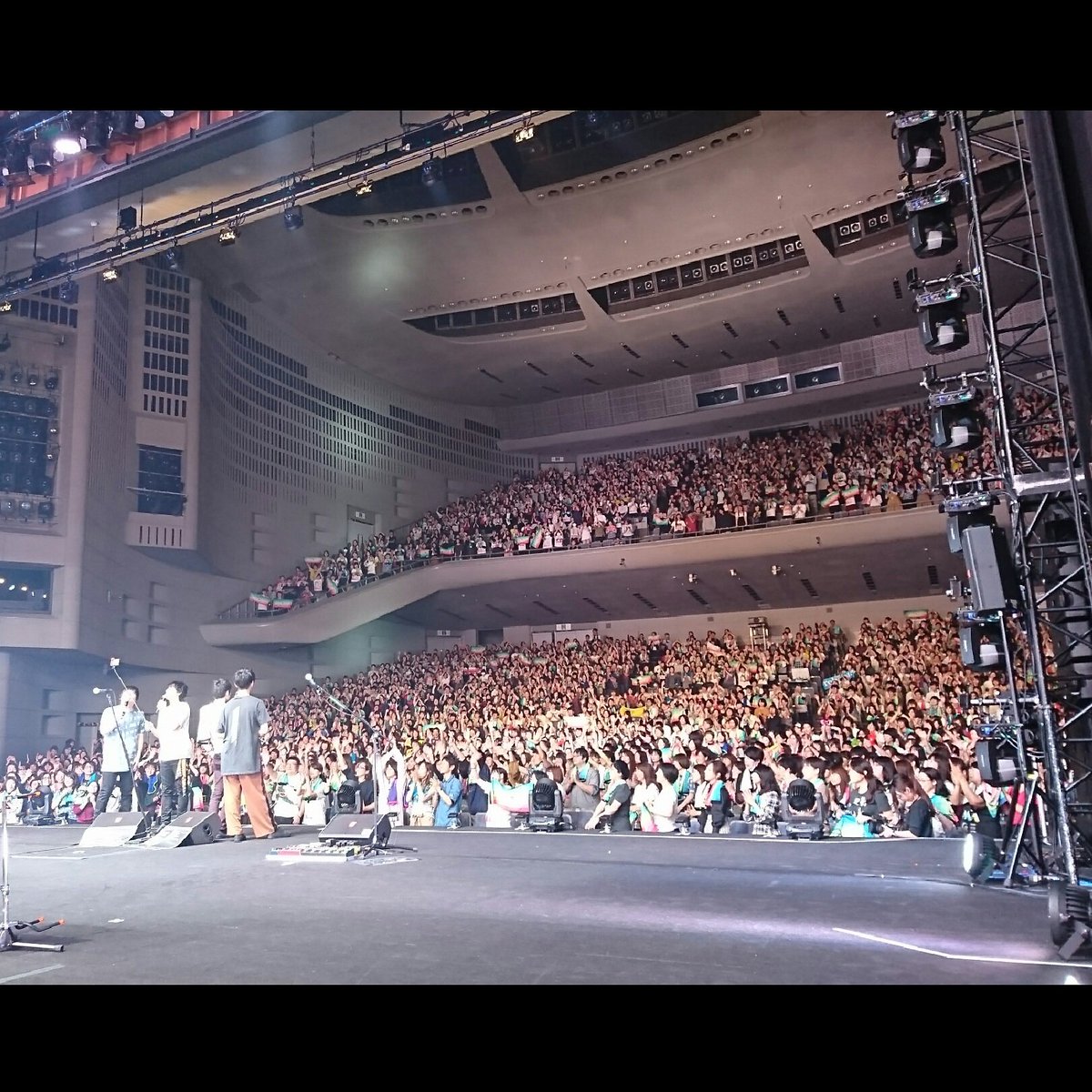 simon_isogai's tweet photo. flumpool埼玉ありがとうございました！最後の写ルンです山村氏ショットはたぶんどアップ過ぎて鼻しか写ってないかも(笑) 明日か���はゆず大阪2days☆僕の京都のアンプラグドライブもあと5日と迫ってきました。セトリ決めな。カバーも歌っちゃおうかな？当日券も販売決まったので是非！ https://t.co/PZmtngUtRf