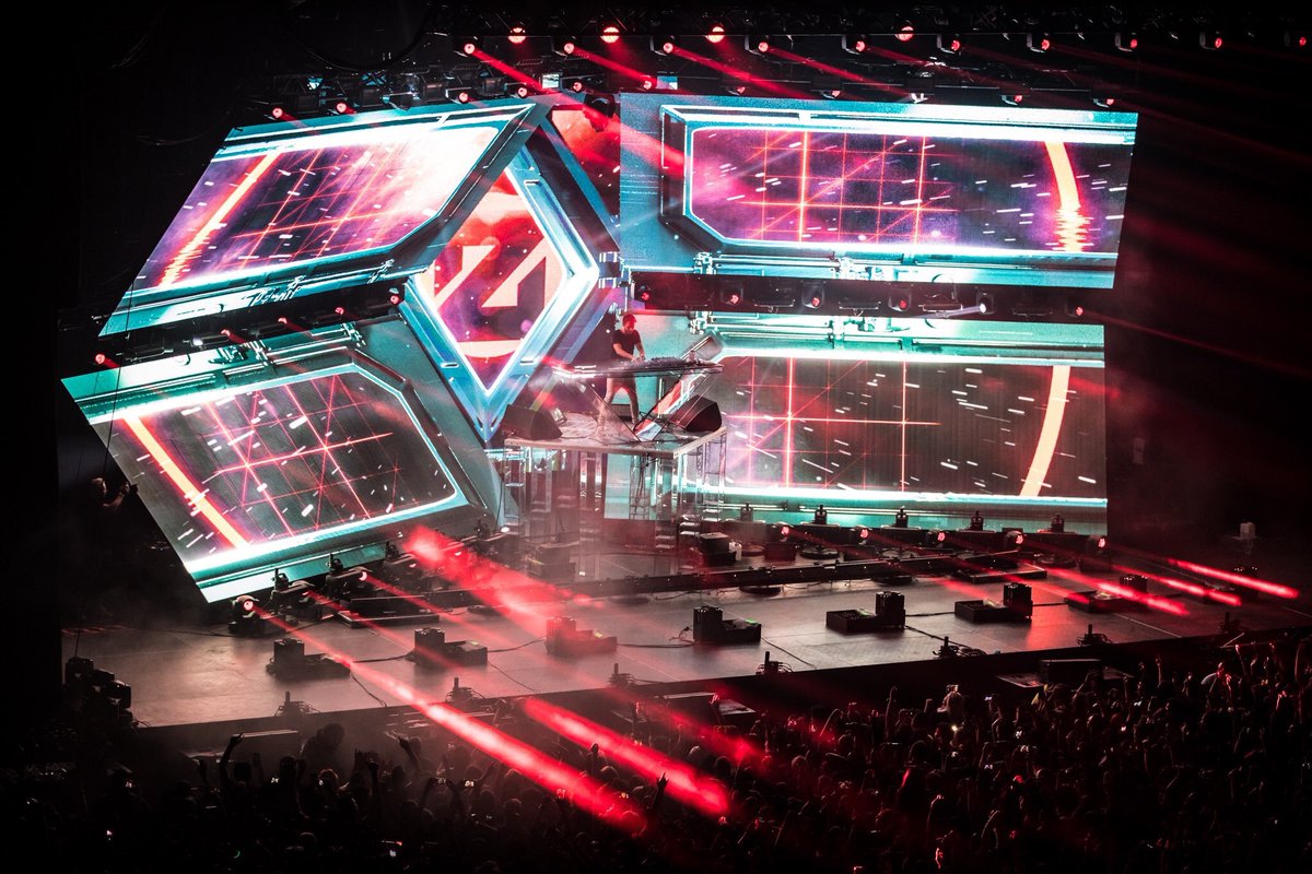 ZeddStyle's tweet photo. #TrueColorsTour vs #EchoTour 🌈♥️🎊 https://t.co/2qUx52cLTG
