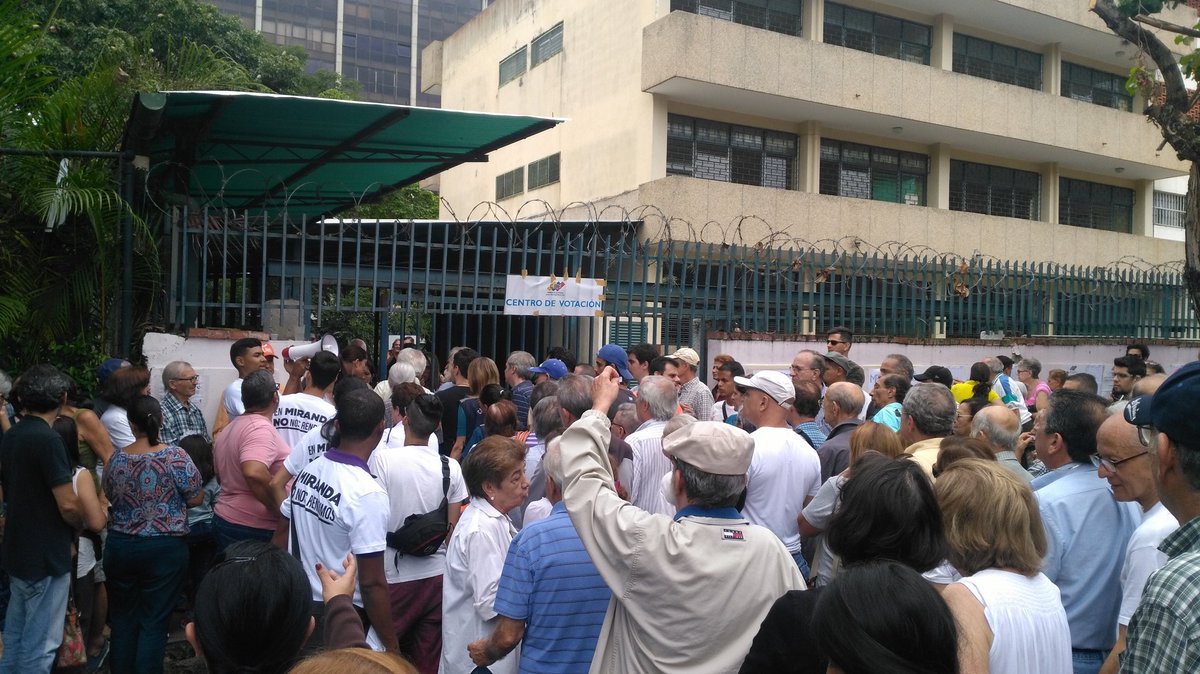 Rodolfochurion's tweet photo. Sigue sin luz el centro de votación Colegio san Antonio de macaracuay. Mucha gente esperando 10:15am #EleccionesRegionales2017 https://t.co/wK2Uoy5u4Z