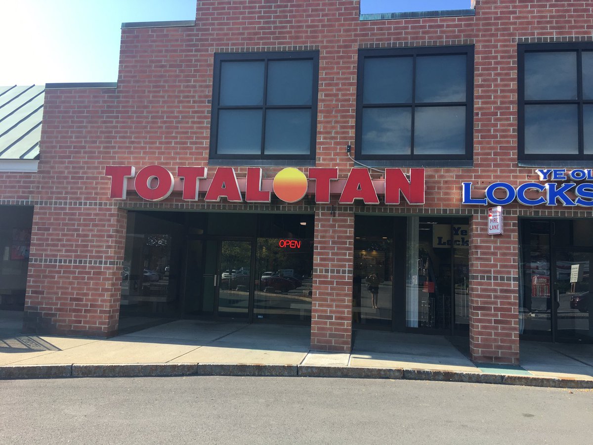 VLSFlorida's tweet photo. So, tried to tan @ZoomTan in Albany,NY today & was just told that their computer isn’t working and I need to verify my id? #NOTMYJOB #POORCS https://t.co/m3t2FMlip7
