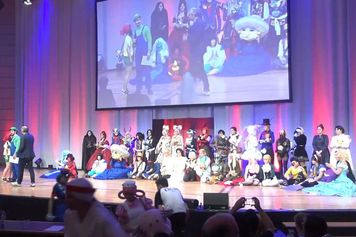 uepo_de's tweet photo. Schönes Bild zum Abschluss der Fachkonferenz Sprache und Recht. Nein halt, das sind zeitgleich die Cosplayer in Frankfurt ... #FSR17 #FBM17 https://t.co/lNEboYqspu