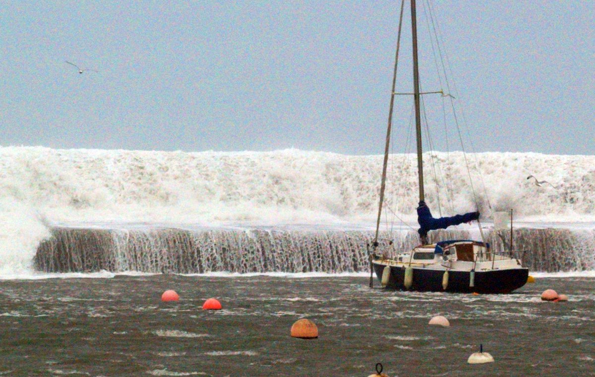 We strongly advise the public to stay away from exposed beaches, cliffs &amp; piers, harbours &amp; promenades during storm conditions #Ophelia