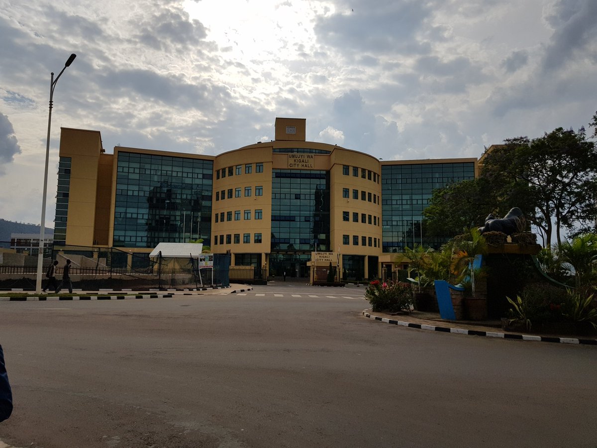 guyntoto's tweet photo. Mr President @PaulKagame very impressed by the beauty, cleanliness of the city of #kigali and the courtesy of people
@victornkindi  @Kayisa https://t.co/V78e3XPXkG