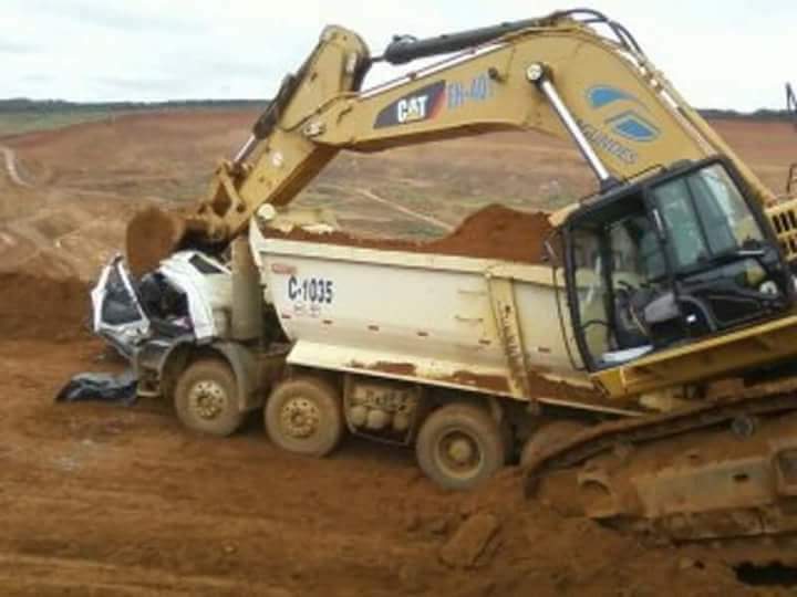 truckcamuk's tweet photo. Never upset the digger driver as he will always win #JCB #tipper https://t.co/p4LLeWeJ7A