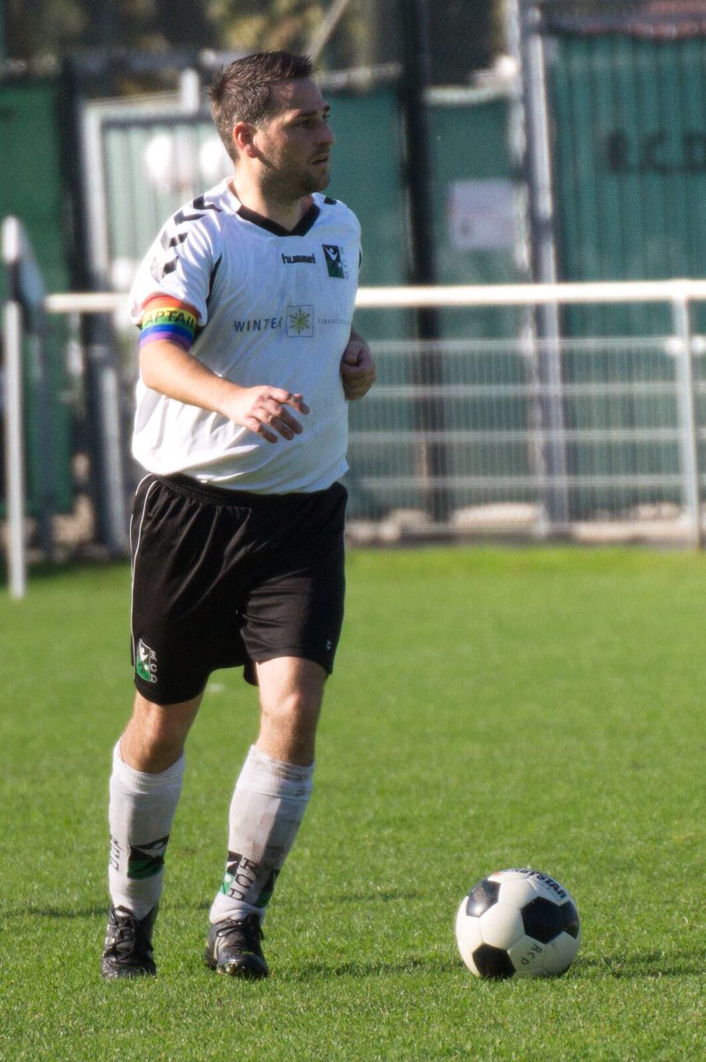 dannyhesp's tweet photo. Ook @Vos19 aanvoerder van RCD uit Dordrecht speelt met de regenboogband. 👏👏 #voetbalisvooriedereen @Official_JBF #VVCS https://t.co/etKfr5fOPC