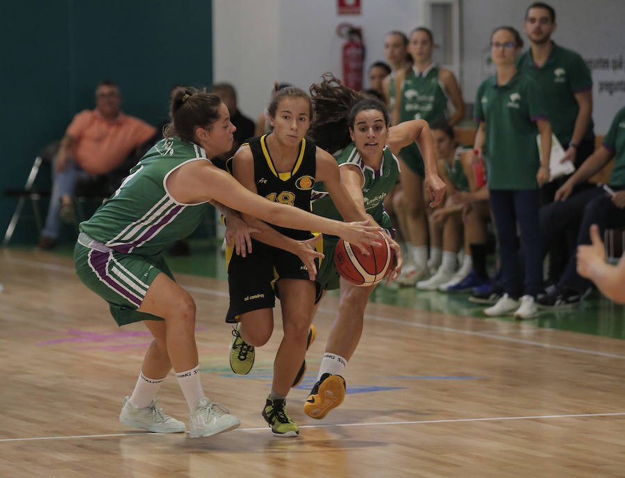 DiarioSUR's tweet photo. La victoria del #UnicajaFemenino ante el Leyenda Camarón de San Fernando en #fotos https://t.co/rMWyMpio2l https://t.co/MPEM8Gye20