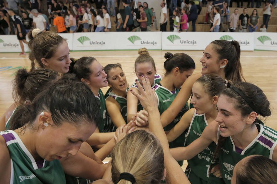 DiarioSUR's tweet photo. La victoria del #UnicajaFemenino ante el Leyenda Camarón de San Fernando en #fotos https://t.co/rMWyMpio2l https://t.co/MPEM8Gye20