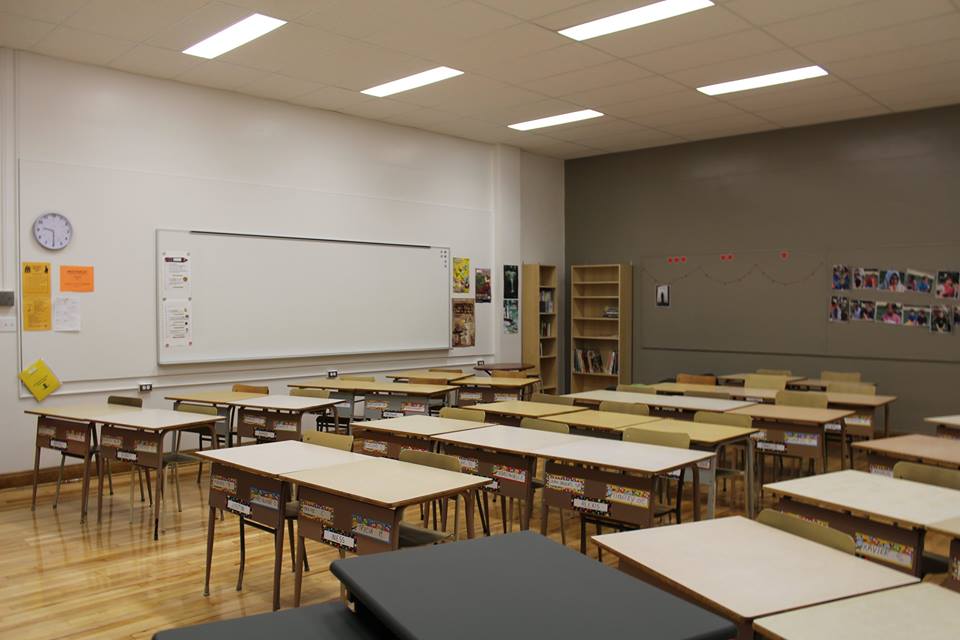secondaireSdeS's tweet photo. Des classes colorées et lumineuses pour favoriser un climat optimal d’apprentissage. Partagez dans vos réseaux!  #tonseminairetattend https://t.co/oDihliNdqd