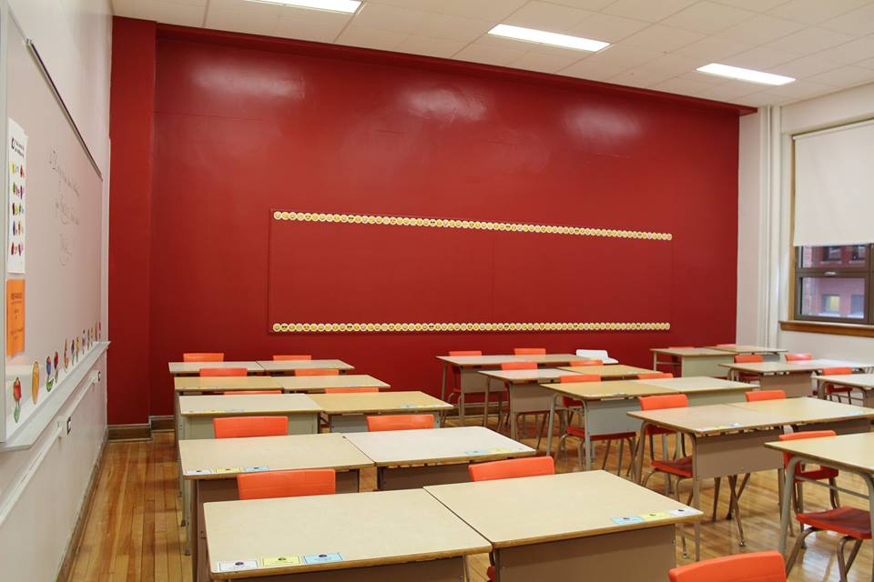 secondaireSdeS's tweet photo. Des classes colorées et lumineuses pour favoriser un climat optimal d’apprentissage. Partagez dans vos réseaux!  #tonseminairetattend https://t.co/oDihliNdqd
