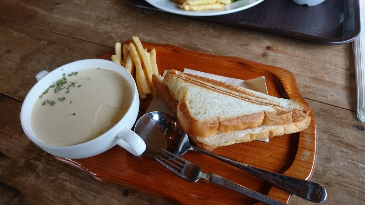 AMOREFreeman's tweet image. 海の見えるcafeでランチでしたが、生憎の雨でした…
でも、ホットサンドと自家製クラムチャウダーは最高でした✨