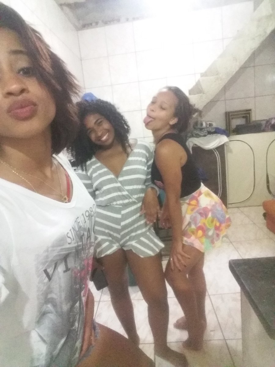 PequenaNovais's tweet photo. Carreguei pra casa ๐๐ #BebadasSim #EmbrazadasTambem @glaur7 https://t.co/yQzCES2BiO