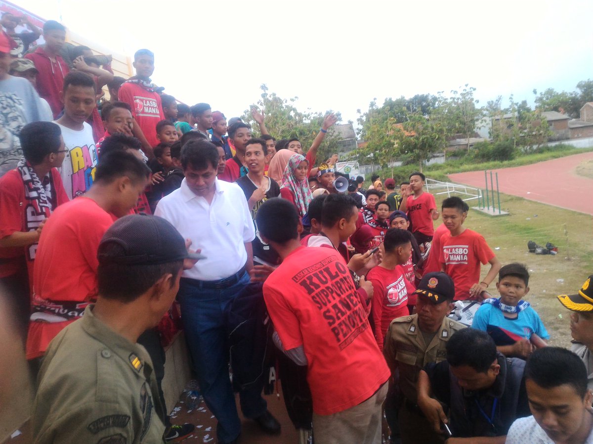wpwahyu58's tweet photo. Ternyata Pak @pakjunaedi menyaksikan laga antara Pemalang v kab.Pkl, semoga bapak mengerti keinginan supporter.
@InfoPemalang @Pemalangan https://t.co/vfVmQ9odTD