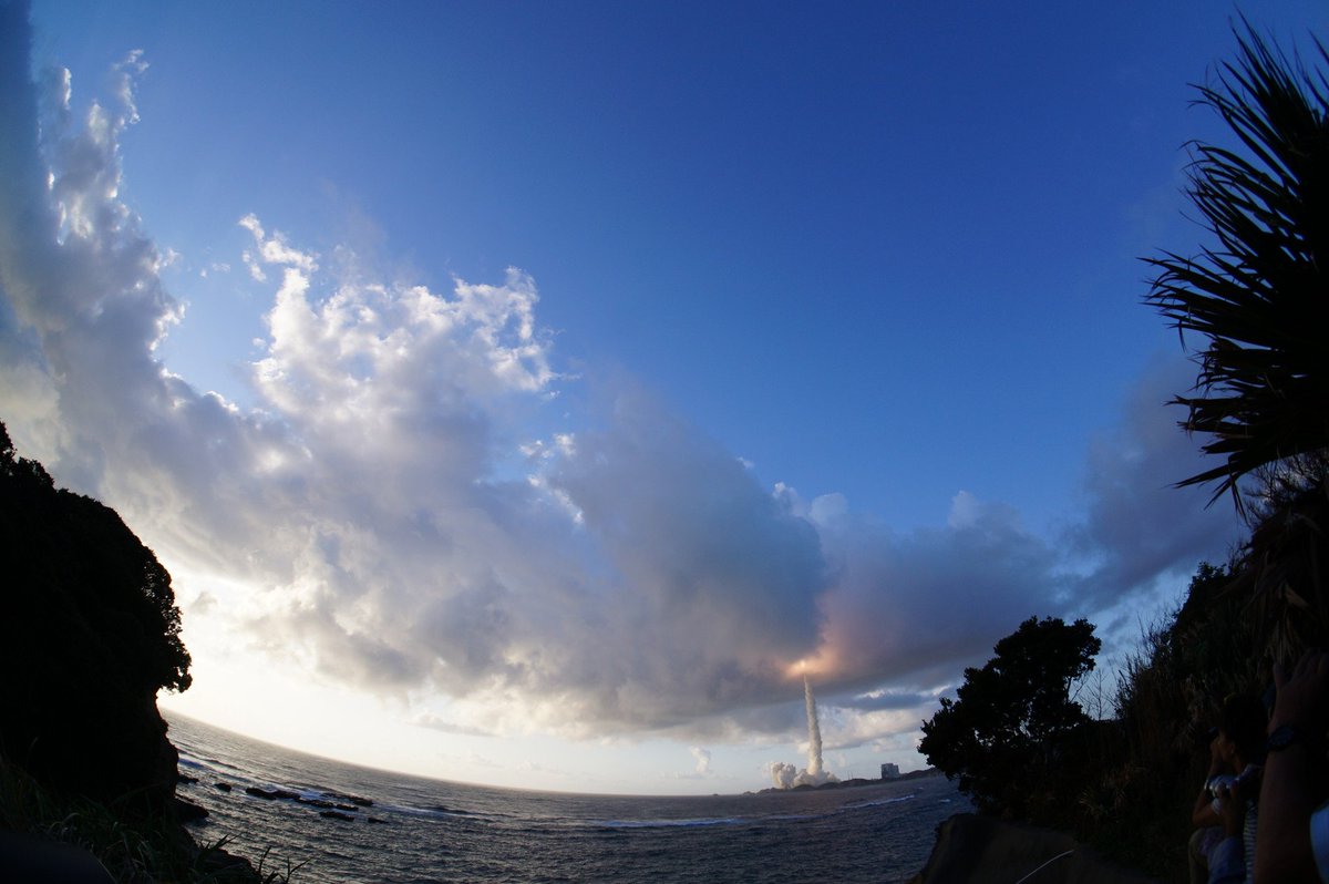 cairn42's tweet photo. 晴れなのに雲ズボも楽しめる,一度で二度おいしい打ち上げでした.
#H2AF36 #QZS4 #みちびき4号機 https://t.co/fIN0ItMIUb