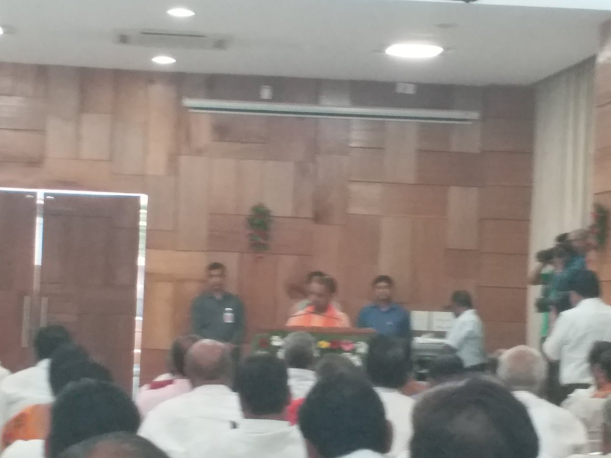 लखनऊ में विधायकों को स्थानीय निकाय को जीतने का मंत्र देते माननीय मुख्यमंत्री योगी आदित्यनाथ जी।