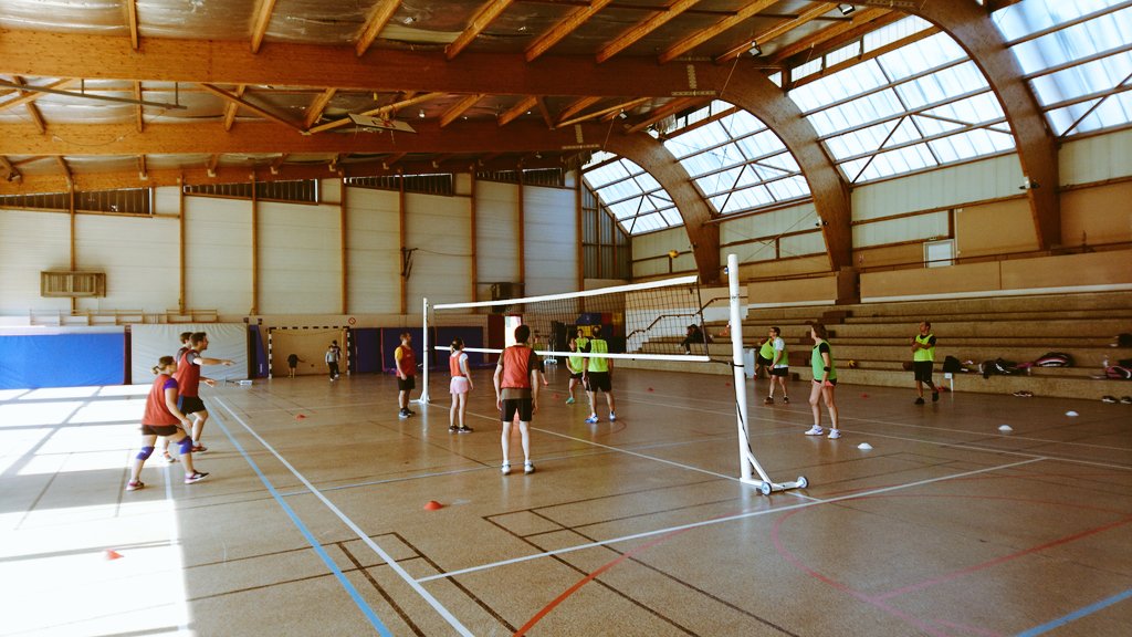 alv_bad's tweet photo. Maintenant, les #ALVBadistes s'essaient au #Volley. Ce sera une victoire des rouges. Ils sont fous ces #badistes ! #Pironi #Villecresnes https://t.co/H1fpH7SZzR