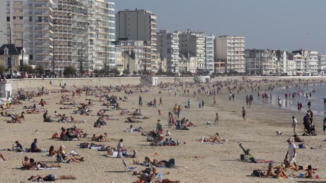 celinebardy's tweet photo. Les #Sablesd'Olonne.Le soleil attire la foule sur la grande plage | via @ouestfrance https://t.co/rPUcQPqZlG https://t.co/XLaYBnxwyx