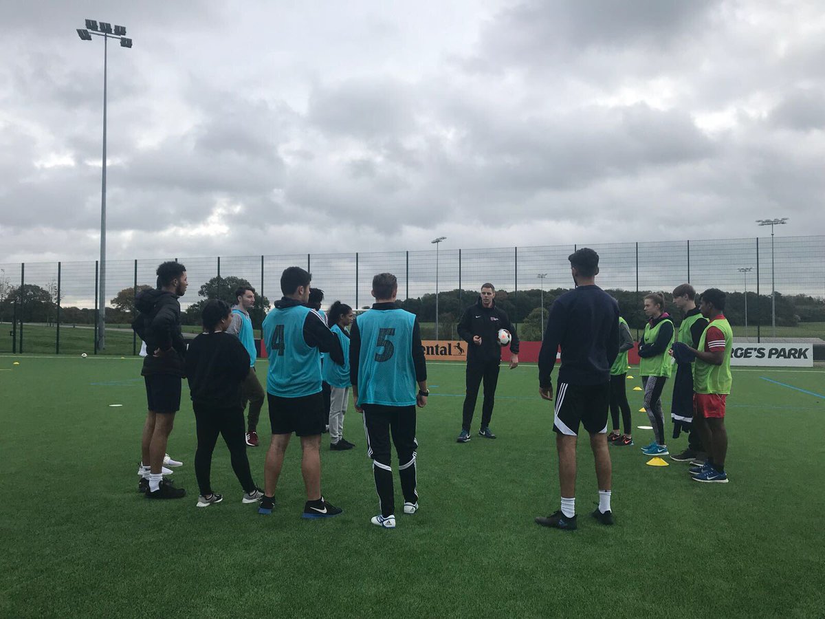 Bed_AcadPE's tweet photo. Day 2 - up early and off to @StGeorgesPark for three 20 minute football sessions #transitions #defending #playingfromtheback https://t.co/hzefHlXTAe