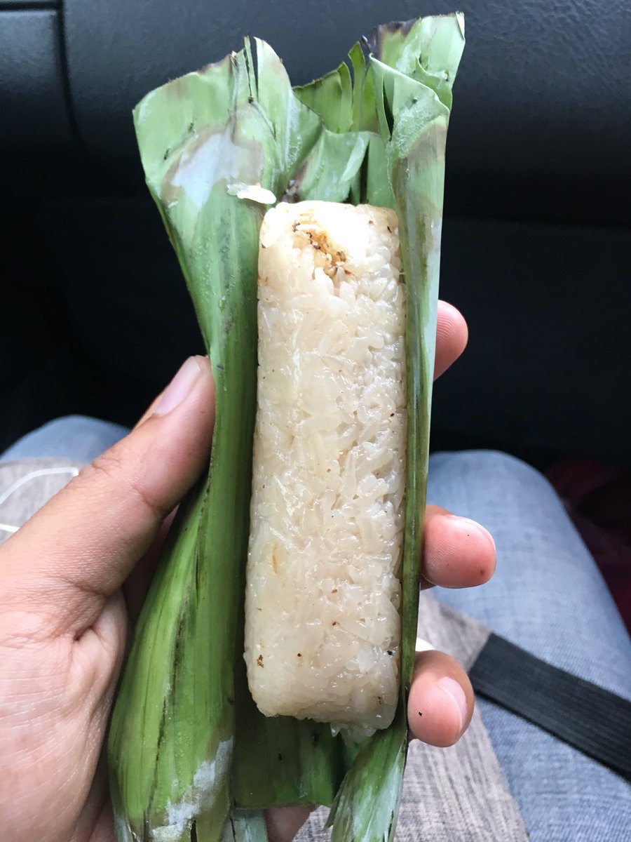 MusaNuwayrii's tweet image. Adik Ilham. Darjah 5. Meniaga pulut panggang betul betul depan stesen LRT Setiawangsa.

Hanya RM1 sebiji. Yang dekat pi lah beli.

Tidak ramai anak-anak yang sudi korbankan zaman kanak-kanak mereka demi sesuap rezeki.

Semoga Allah merahmatimu, nak!