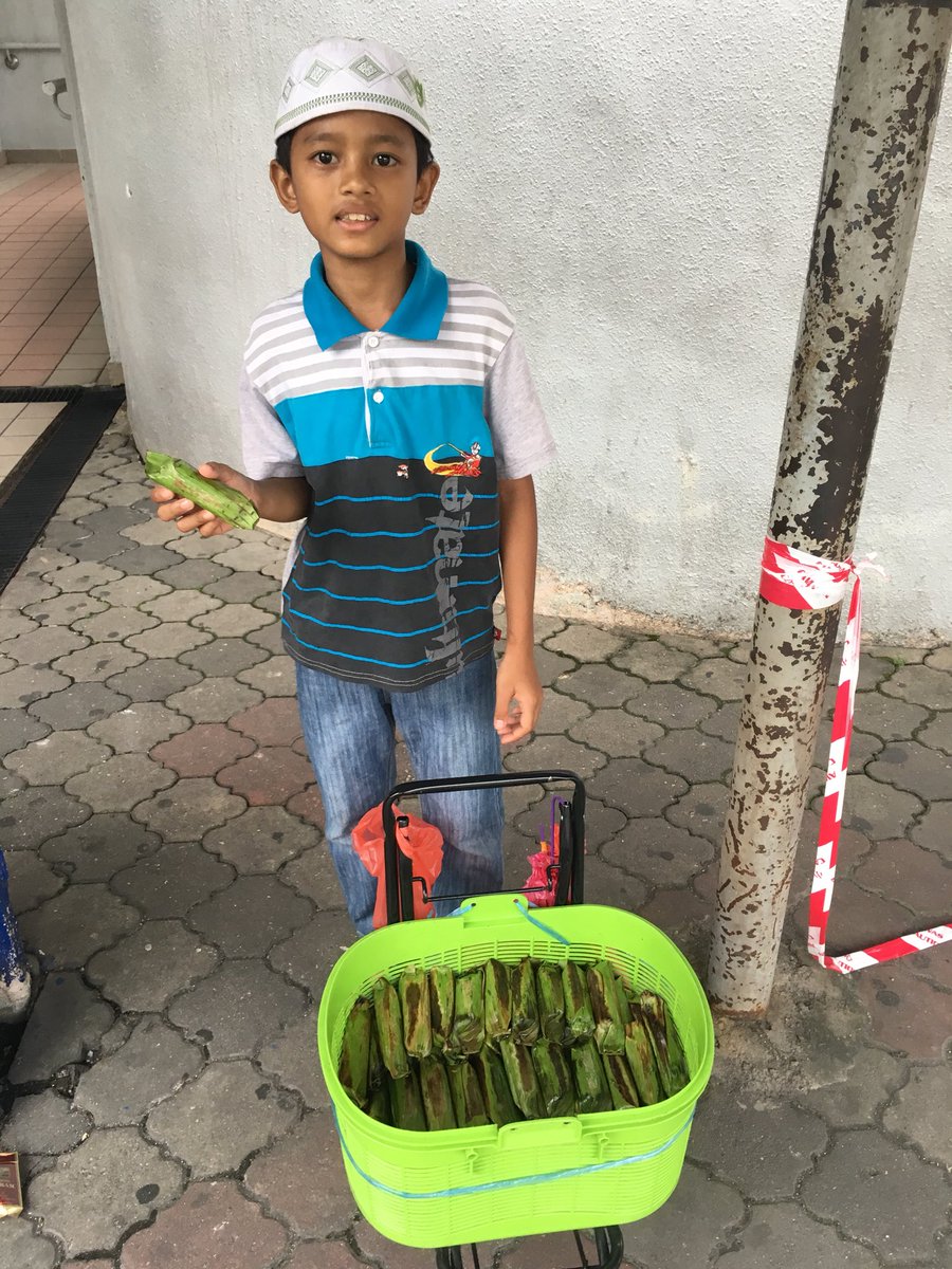 MusaNuwayrii's tweet image. Adik Ilham. Darjah 5. Meniaga pulut panggang betul betul depan stesen LRT Setiawangsa.

Hanya RM1 sebiji. Yang dekat pi lah beli.

Tidak ramai anak-anak yang sudi korbankan zaman kanak-kanak mereka demi sesuap rezeki.

Semoga Allah merahmatimu, nak!