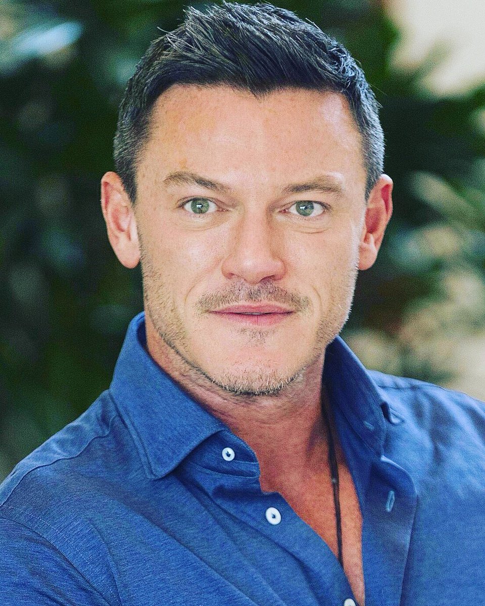 MarilynLuketeer's tweet photo. Happy Sunday sweet #Luketeers & our #LukeEvans π Have a great day πΌπΌπΌ #MyEdit #MyCloseUp #LukeEvansInBlueπ pic via https://t.co/YcXhHGNDxi π https://t.co/HPh66GpofF