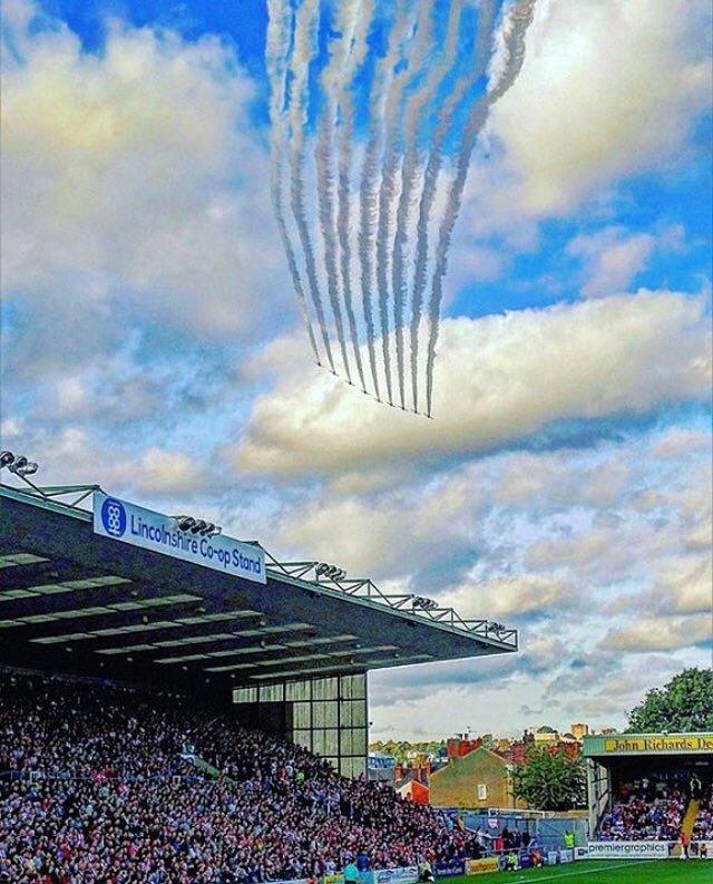 mr_jonnyd's tweet photo. The Imps and The Red Arrows. Not sure who took the photo but it's pretty incredible! https://t.co/Xrainm3Iav