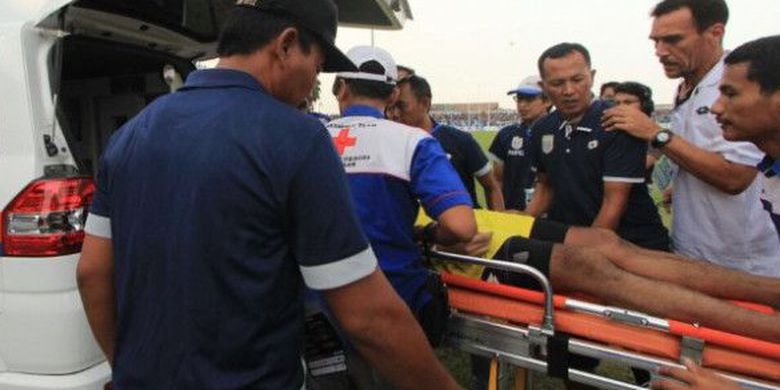 Bolanet's tweet photo. #SekilasBolanet Turut berduka cita atas Meninggalnya Kiper Persela Choirul Huda setelah mengalami benturan saat laga lawan Semen Padang. https://t.co/VEmJ3NL9Go