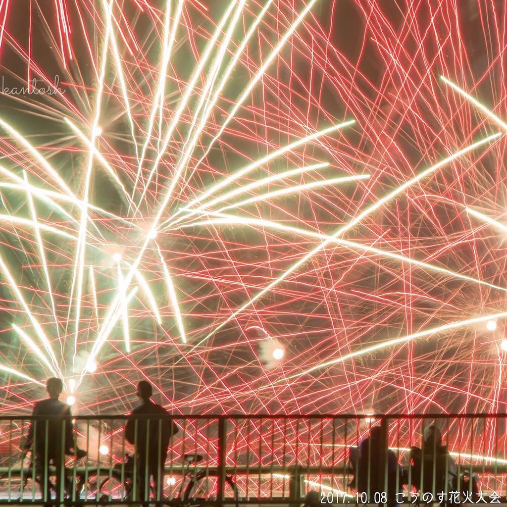 菅野 斗施雄 T Co Oprqnzbaku 17 10 08 こうのす花火大会 Location 埼玉県鴻巣市 その こちらはオマケ 35mm換算640mmで御成橋から見ていた人越しに下の方の花火を狙いました 本当はカップルとか居て欲しかったけど チャリンコも