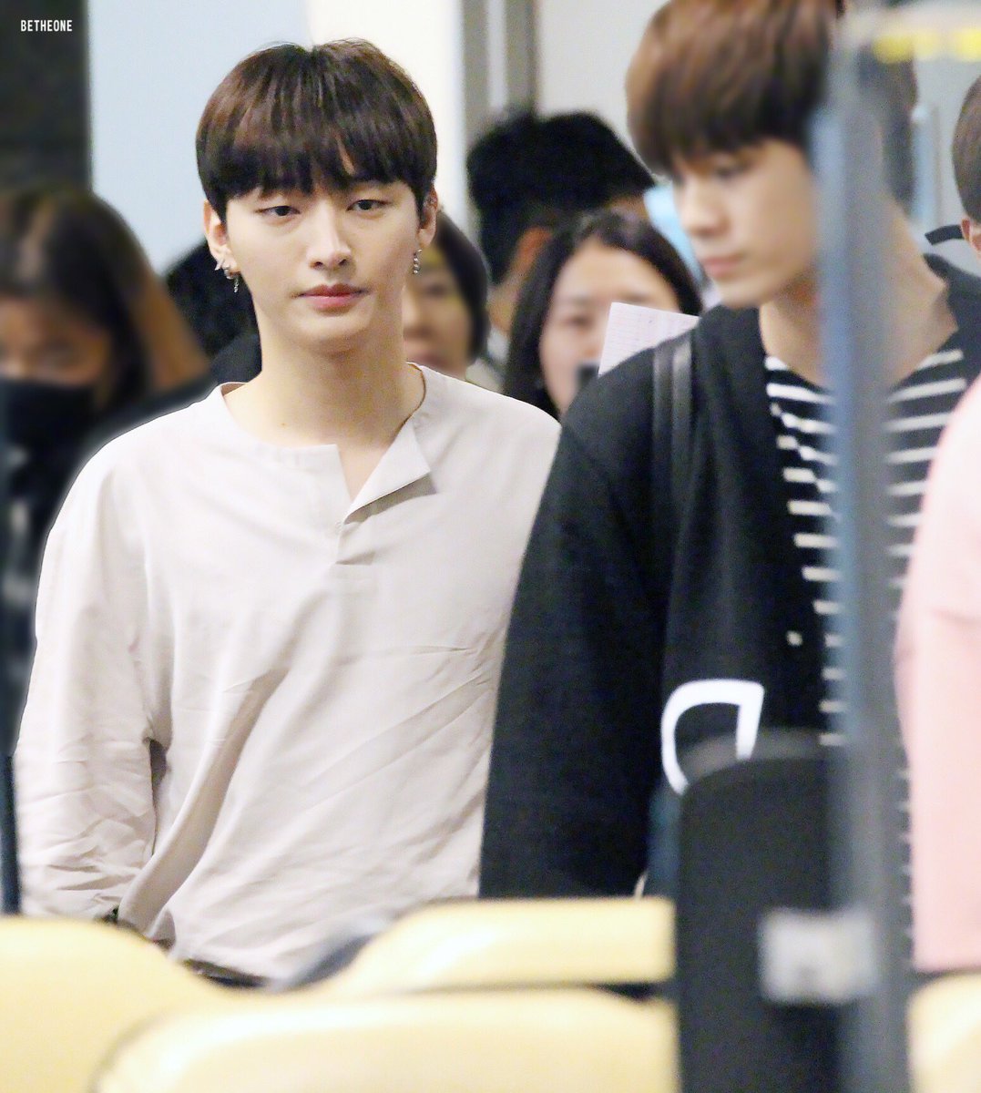 Yoonclothes's tweet photo. 170921 인천공항 싱가폴 출국 셔츠

SYSTEM HOMME의
Unbalanced henley neck shirt
Price: ￦215,000

#윤지성 #윤지성옷
[https://t.co/vyjbPJpsWL] https://t.co/nvCPBygpSb
