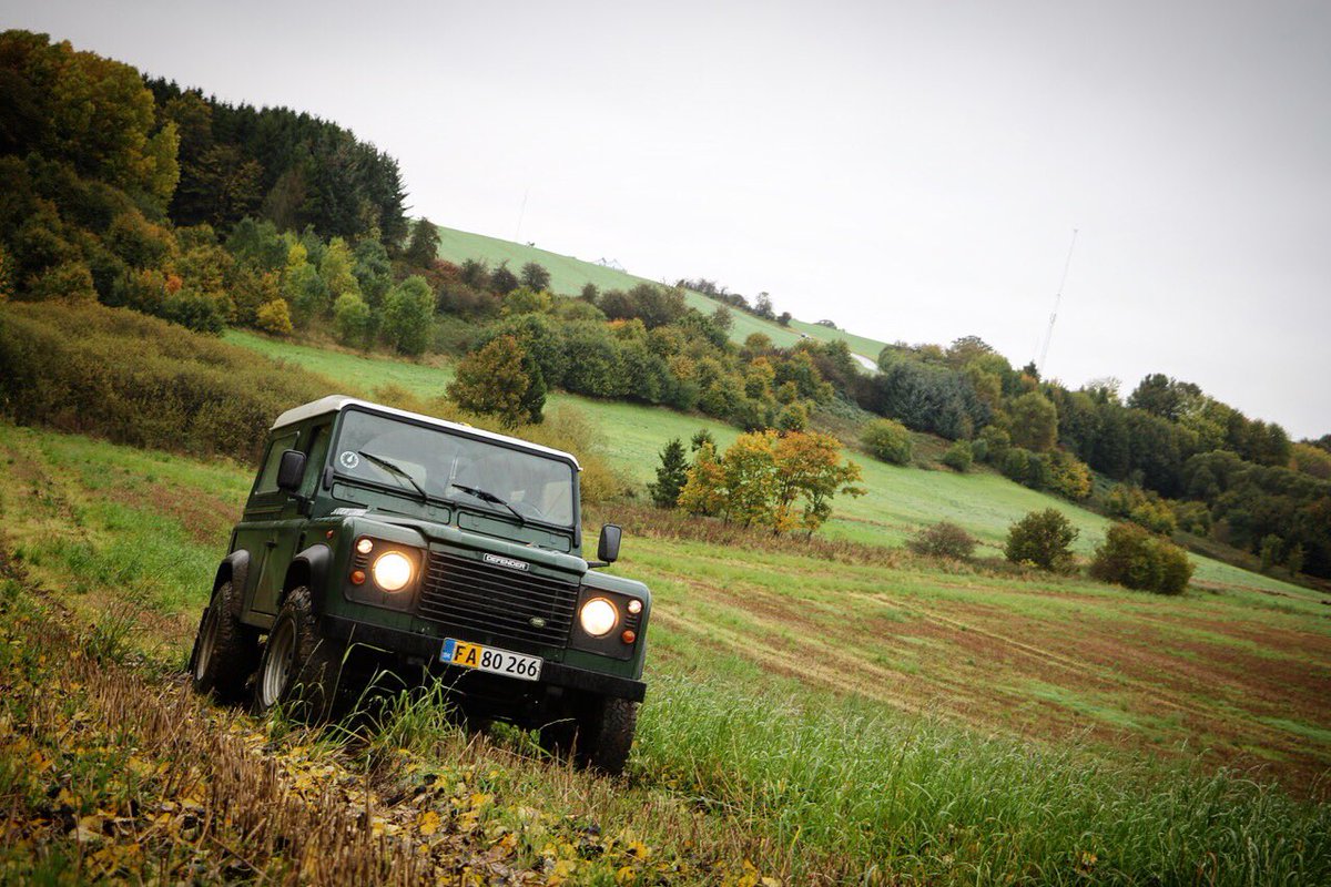 TirsbaekTV's tweet photo. Autumn is upon us! #tirsbaektv #dreamdrivedo #landrover #landroverdefender #stormtuning #landroverphotos #landroverphotoalbum https://t.co/qO9JvXsYN0