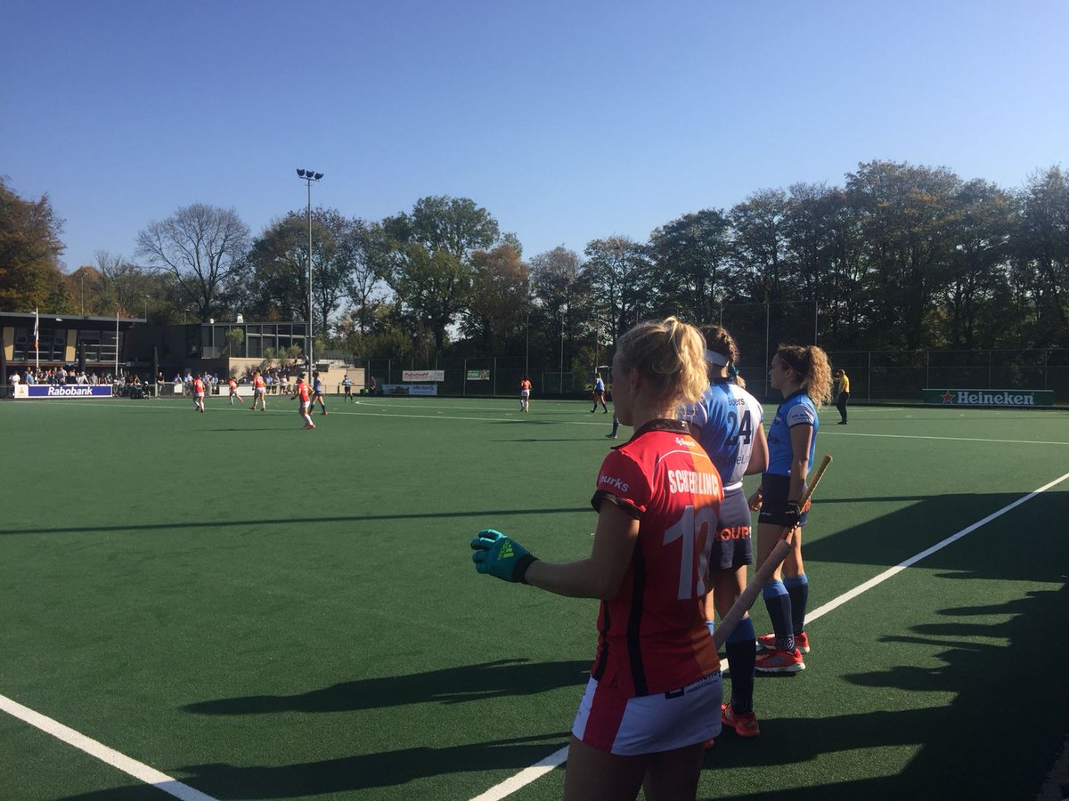 HockeyStyle's tweet photo. Inmiddels is de wedstrijd #huror #hkhockey Dames "underway" https://t.co/BozXGQtRAR