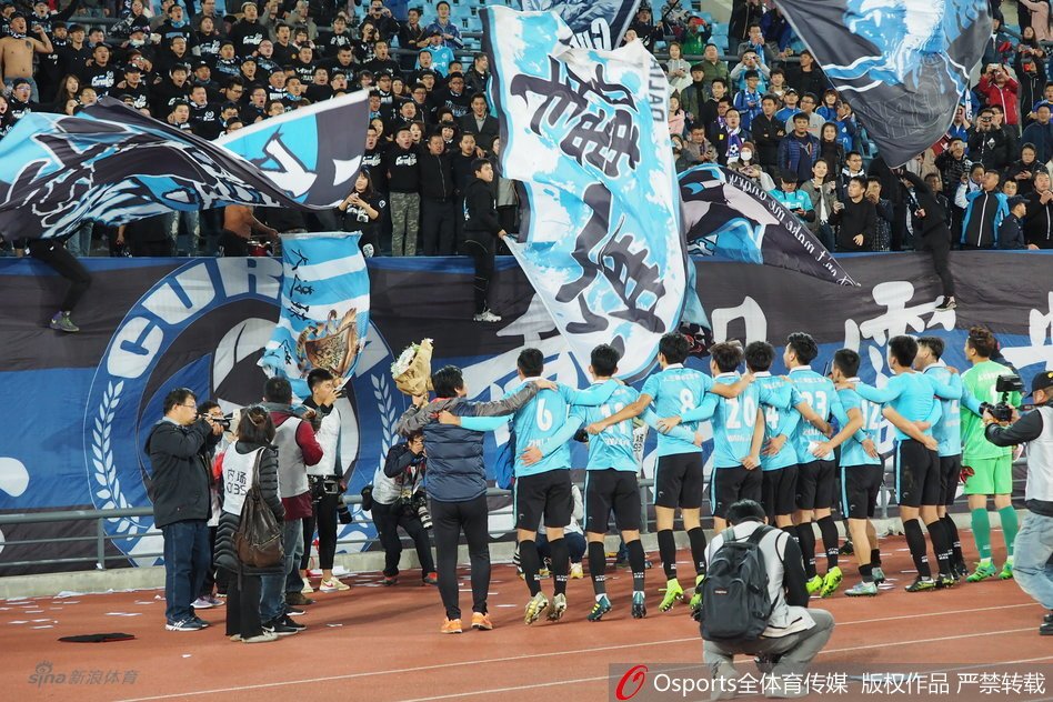 El #DalianYifang celebró por todo lo alto y con su gente el ascenso a la #SuperLigaChina!