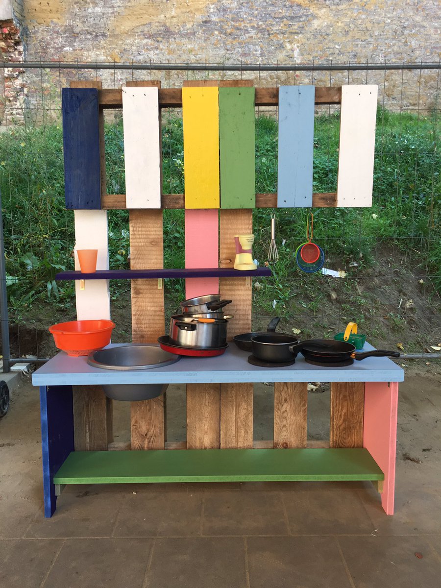 SLBasisschool's tweet photo. Werkweekend van ons #oudercomite #ouderbetrokkenheid #onderwijs samen school maken #slb https://t.co/lJB6HCsi39