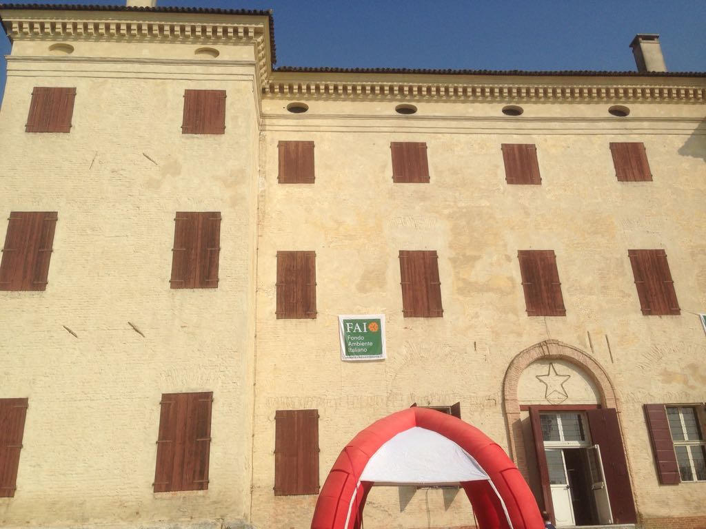 TgrRaiVeneto's tweet photo. Giornata del #Fai d'autunno. Aperto Palazzo Pepoli a #Trecenta, nell'Alto Polesine, chiuso dal 2012 per i danni da terremoto. @Fondoambiente https://t.co/47kJEukWtp