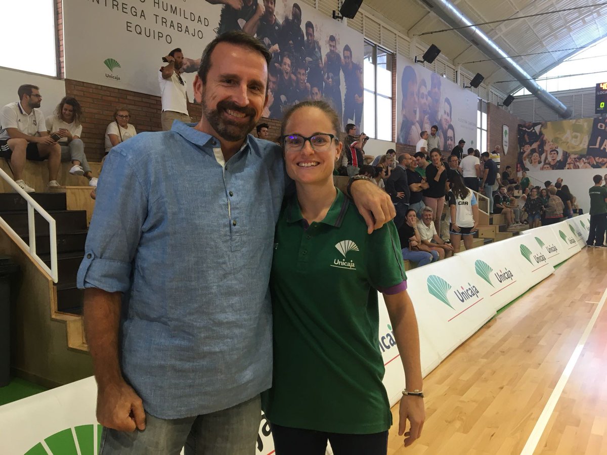 FundUnicaja's tweet photo. El entrenador de @unicajaCB, @JoanPlazaWeb, y la entrenadora del #UnicajaFemenino, Lorena Aranda, en este día tan especial en #LosGuindos https://t.co/IBMJ9m9zGa