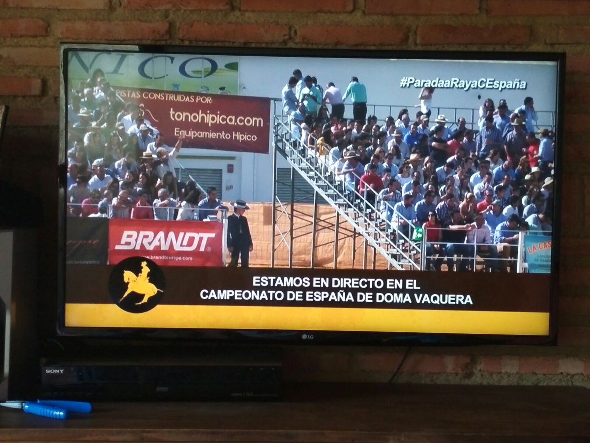 javivalmu's tweet photo. Esperando que empiece #ParadaaRayaCEspana
Gracias a @paradaarayatv por hacernos llegar hasta #Peñacaballera (Salamanca) este gran evento. https://t.co/87dA0juZOS