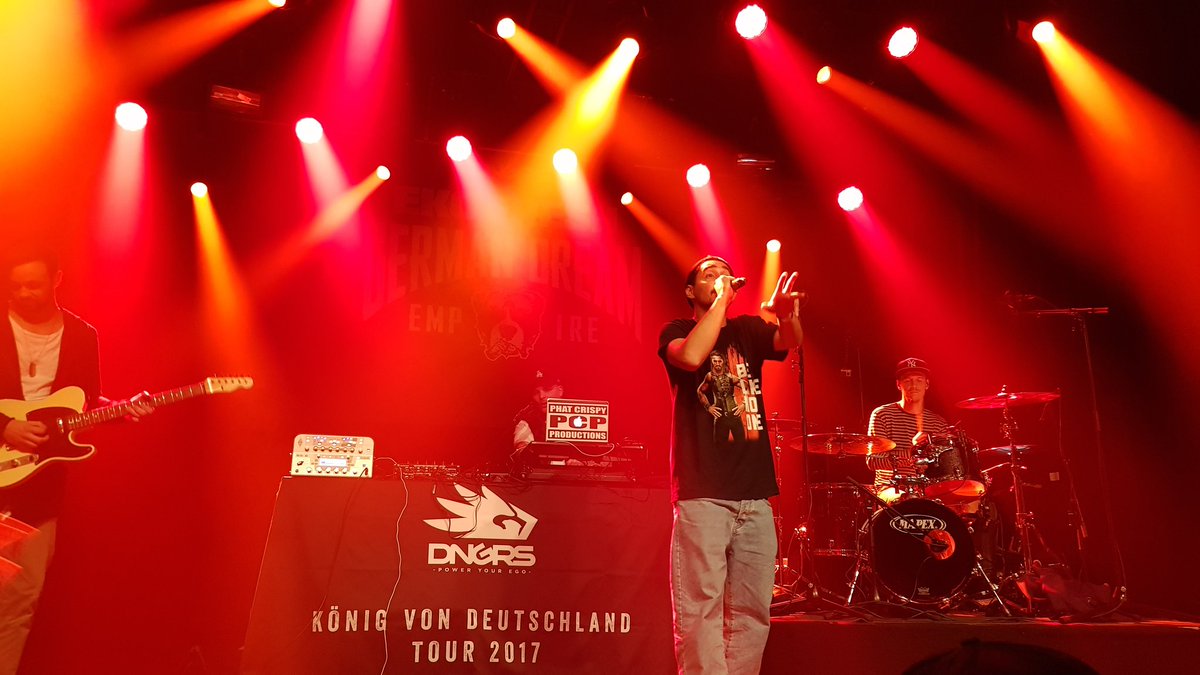 Uenal1985's tweet photo. Das gestrige Konzert im Bierhübeli in Bern war einfach übertriebenst nice!!!
Danke Ek!
#Raplegende #Flowmonster #MC #Freezy #EkoFresh https://t.co/HtEZwi7rhO