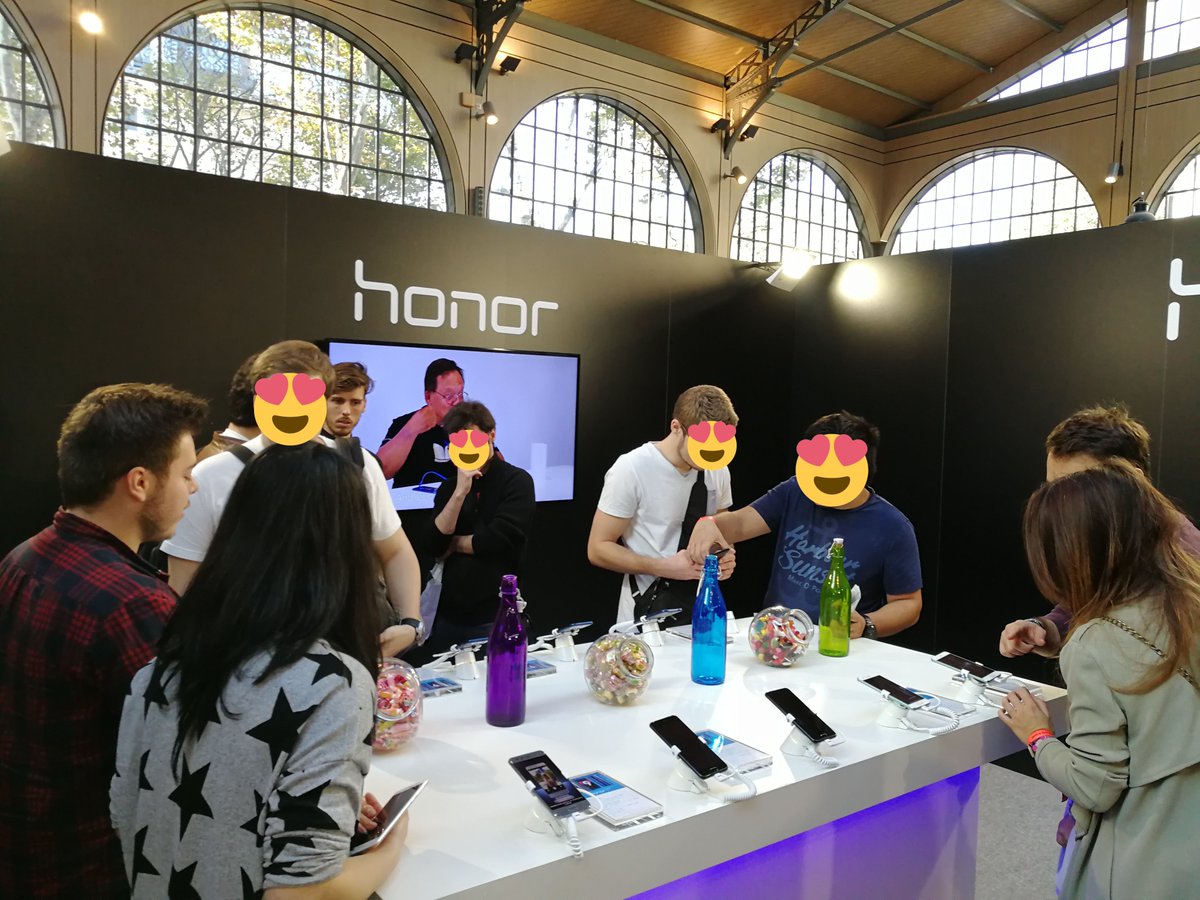 AlexisAndre_'s tweet photo. Beaucoup de monde hier sur le stand @Honor_FR à la #GeeksLive2017 pour découvrir nos produits ! Merci d’être passés☺️ cc @JournalDuGeek https://t.co/0cskB4Ap57