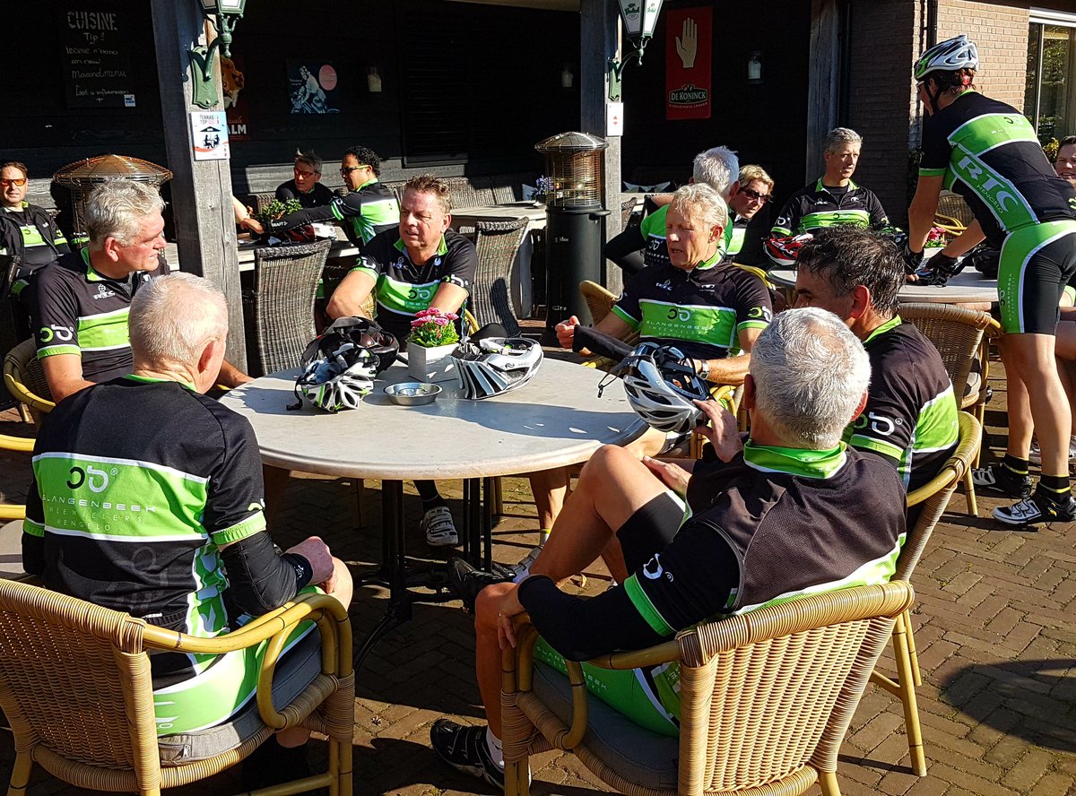 RTCHengelo's tweet photo. Zo'n 50 leden hebben vanmorgen deelgenomen aan de #RTCHengelo lentetocht. Wat een weertje. Koffie en gebak bij @FraansMarie. @SB2wielers https://t.co/MWp1a8vTOc