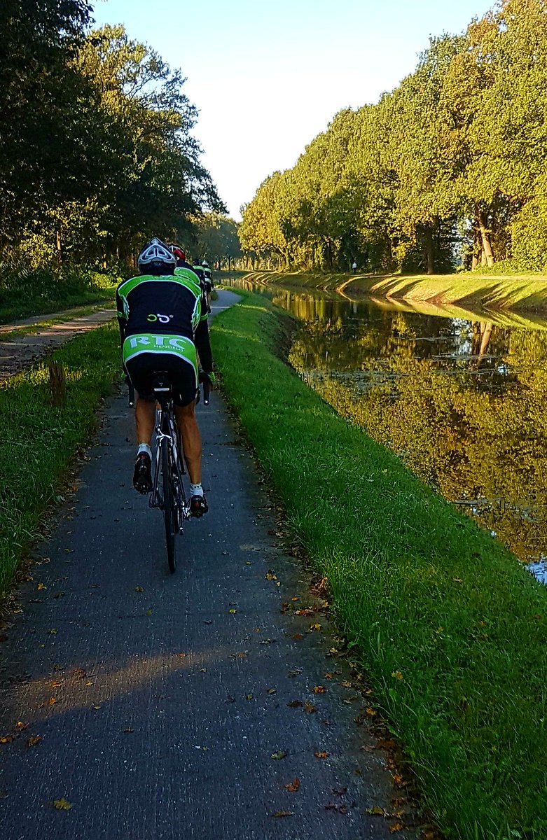 RTCHengelo's tweet photo. Zo'n 50 leden hebben vanmorgen deelgenomen aan de #RTCHengelo lentetocht. Wat een weertje. Koffie en gebak bij @FraansMarie. @SB2wielers https://t.co/MWp1a8vTOc