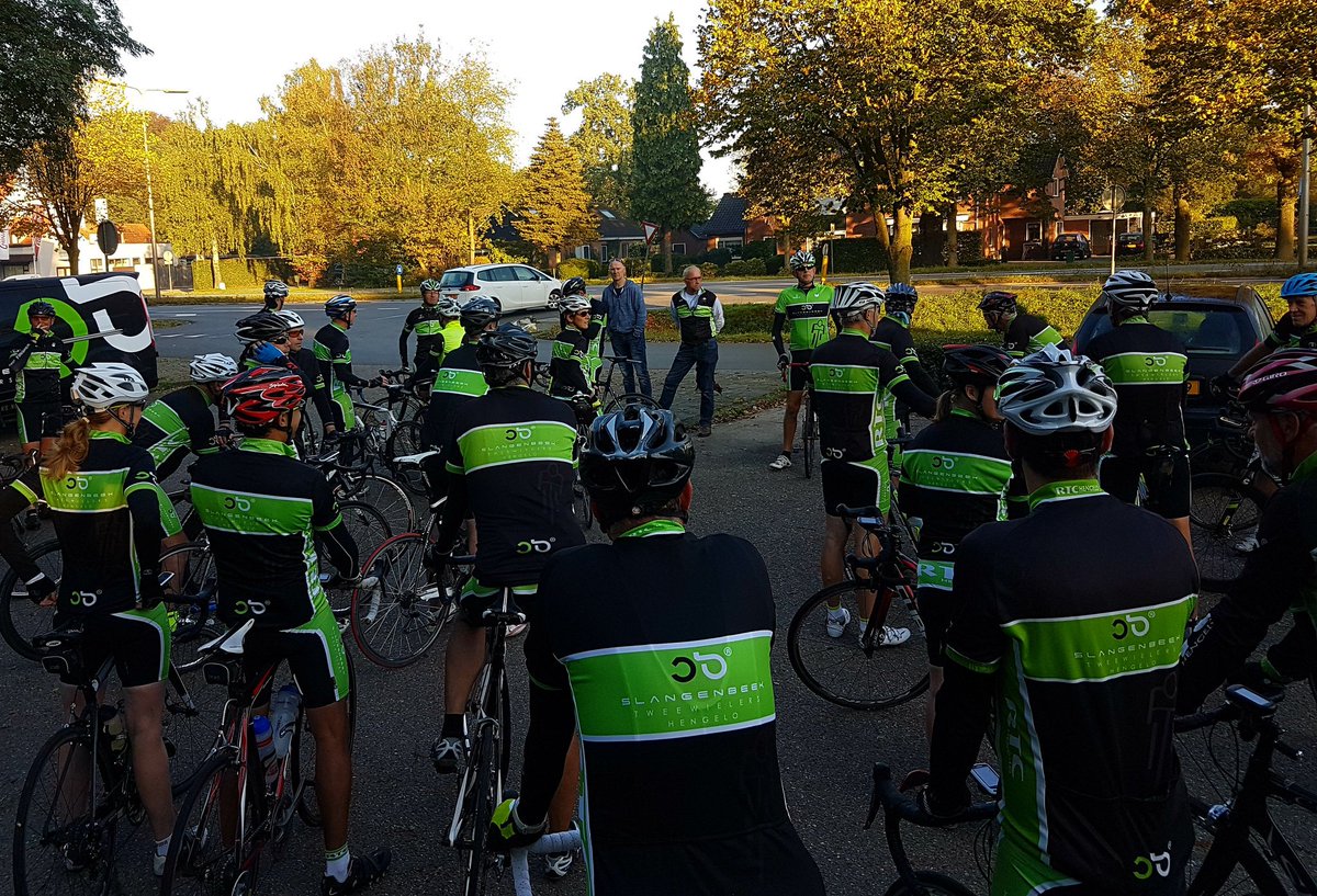 RTCHengelo's tweet photo. Zo'n 50 leden hebben vanmorgen deelgenomen aan de #RTCHengelo lentetocht. Wat een weertje. Koffie en gebak bij @FraansMarie. @SB2wielers https://t.co/MWp1a8vTOc