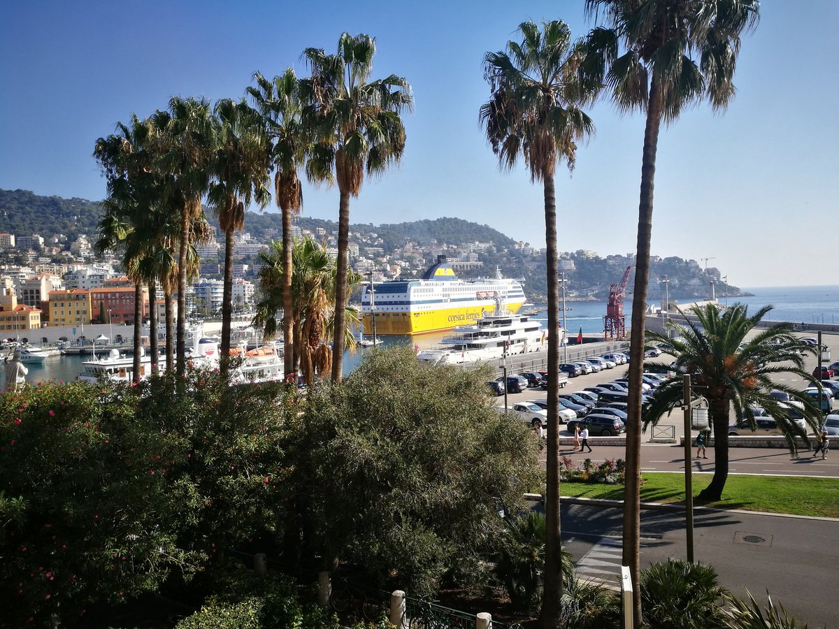 HowardJackson2's tweet image. Busy lunchtime Port of Nice. The view from the balcony of luxuryapartmentnice.com